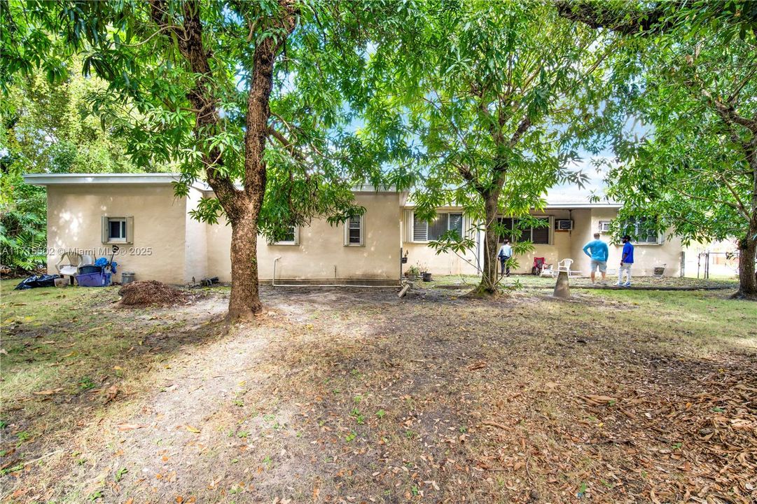 For Sale: $900,000 (4 beds, 2 baths, 2541 Square Feet)