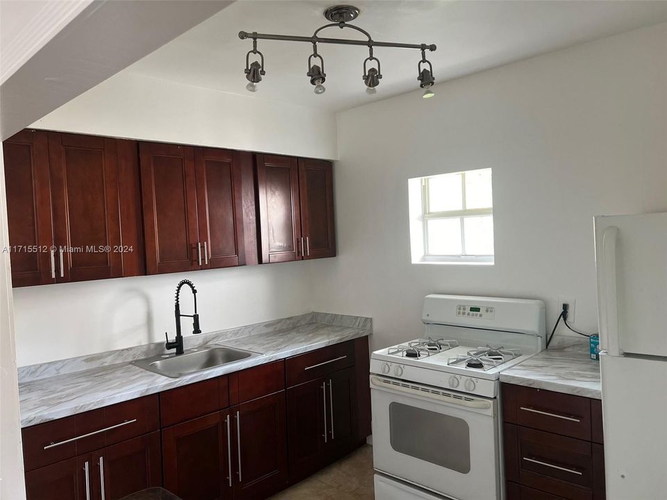 For Rent: $3,950 (2 beds, 1 baths, 1300 Square Feet)