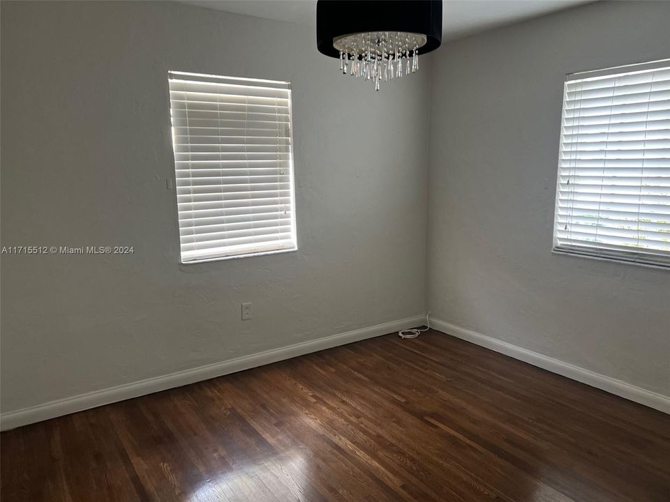 For Rent: $3,950 (2 beds, 1 baths, 1300 Square Feet)