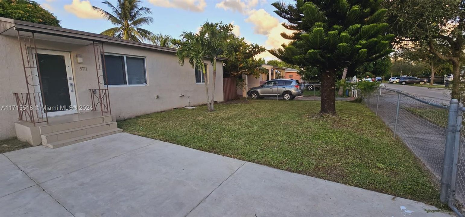 For Rent: $3,300 (3 beds, 2 baths, 1287 Square Feet)