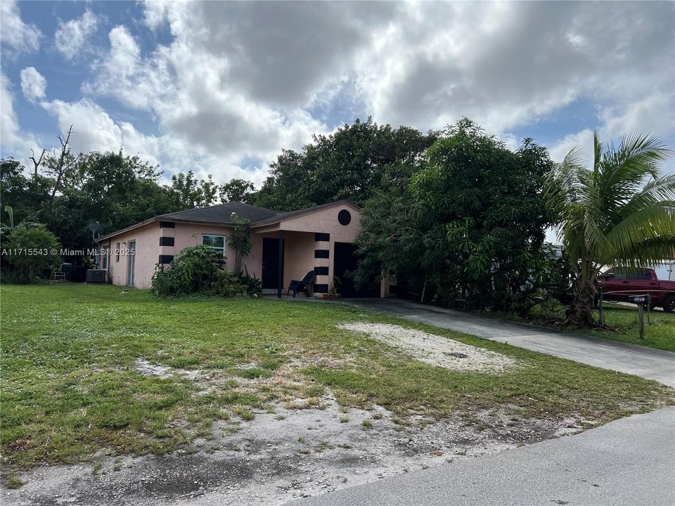 For Sale: $400,000 (3 beds, 2 baths, 1288 Square Feet)