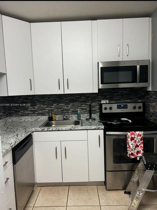 For Rent: $1,950 (1 beds, 1 baths, 850 Square Feet)