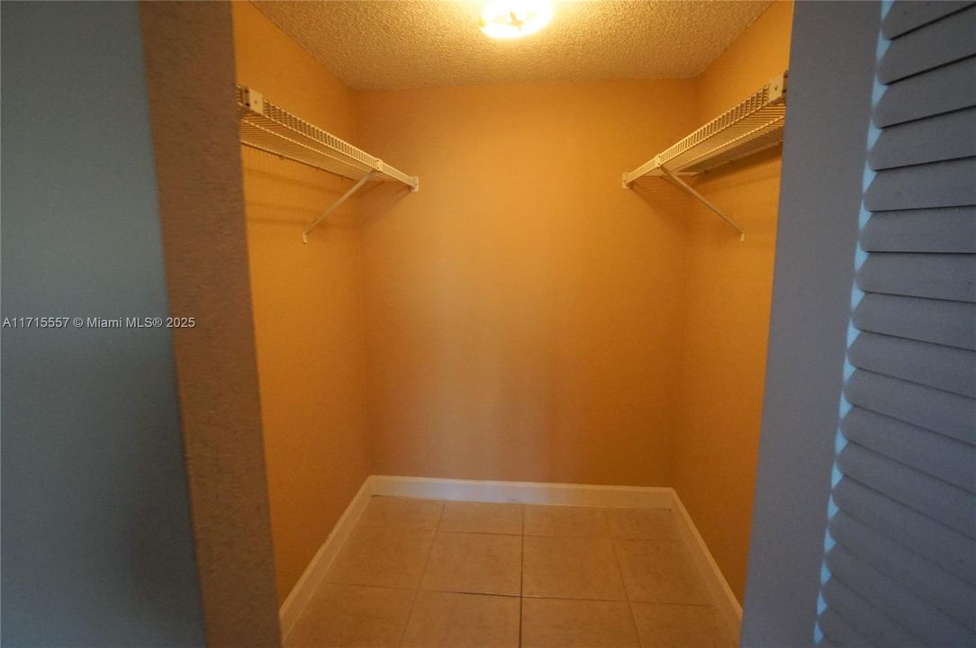 For Rent: $1,950 (1 beds, 1 baths, 850 Square Feet)