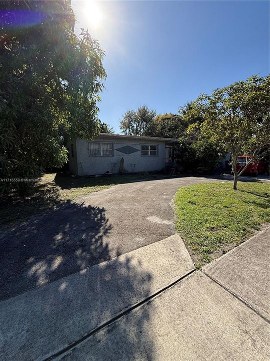 For Sale: $585,000 (3 beds, 2 baths, 1371 Square Feet)