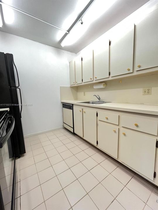 For Sale: $129,000 (1 beds, 1 baths, 685 Square Feet)