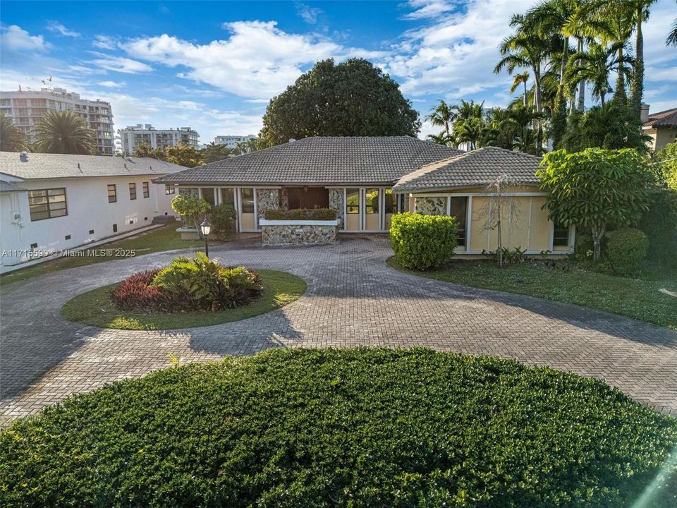 For Sale: $8,450,000 (4 beds, 3 baths, 2583 Square Feet)