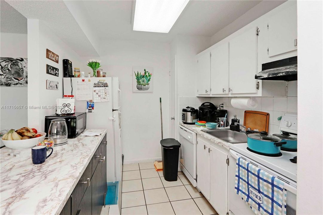 For Sale: $238,000 (1 beds, 1 baths, 639 Square Feet)