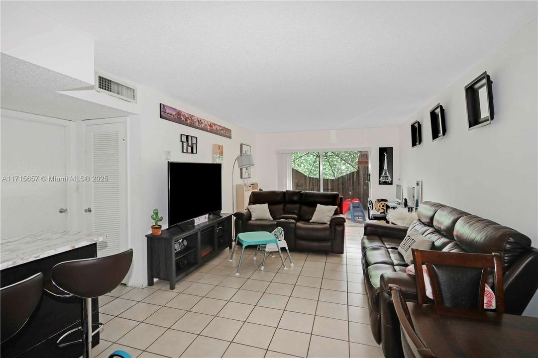 For Sale: $238,000 (1 beds, 1 baths, 639 Square Feet)