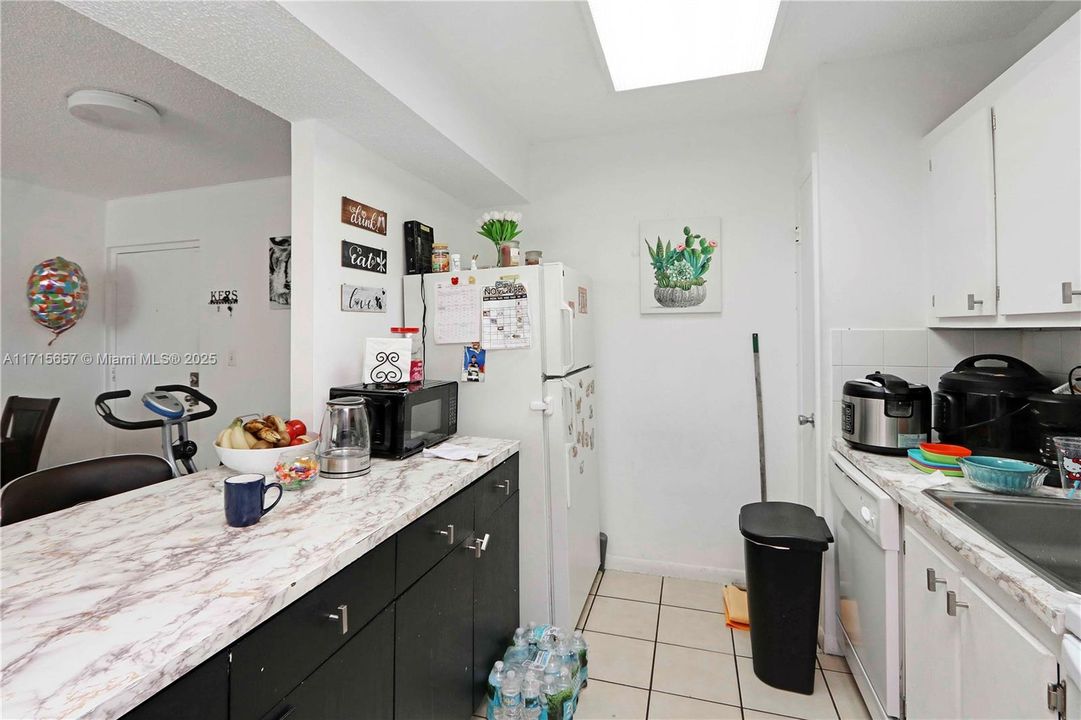 For Sale: $238,000 (1 beds, 1 baths, 639 Square Feet)