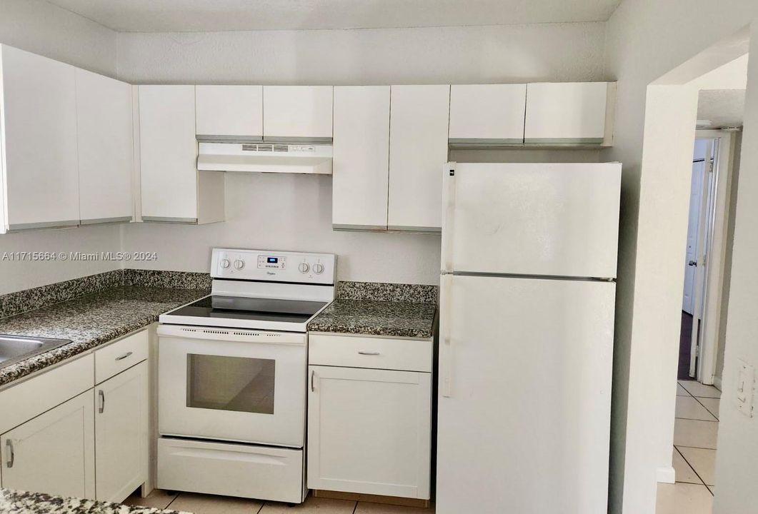 For Rent: $1,375 (1 beds, 1 baths, 740 Square Feet)