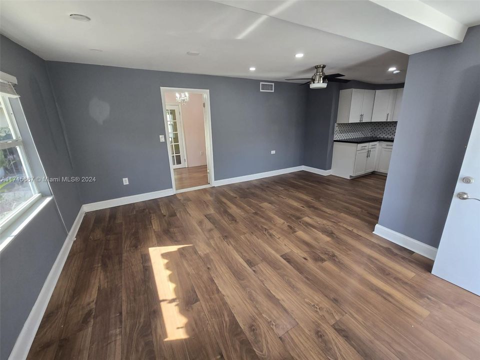 For Rent: $2,800 (2 beds, 1 baths, 952 Square Feet)