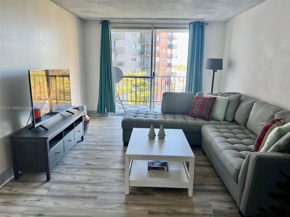 En Venta: $216,000 (2 camas, 2 baños, 1050 Pies cuadrados)