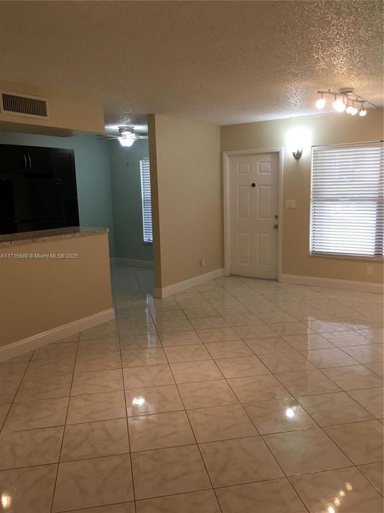 For Rent: $1,950 (2 beds, 2 baths, 910 Square Feet)