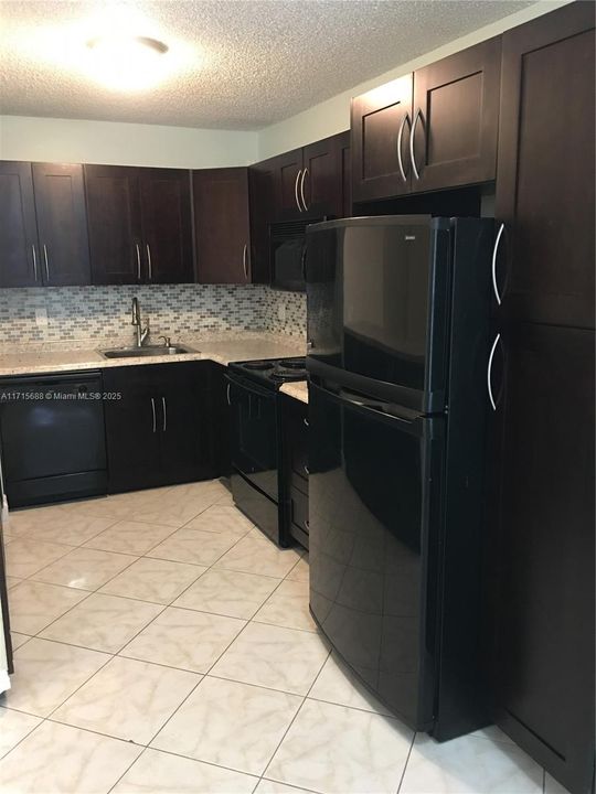 For Rent: $1,950 (2 beds, 2 baths, 910 Square Feet)