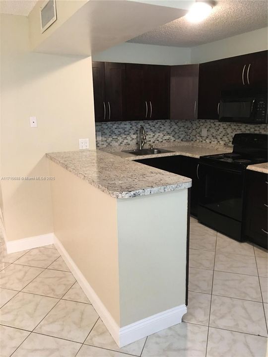 For Rent: $1,950 (2 beds, 2 baths, 910 Square Feet)