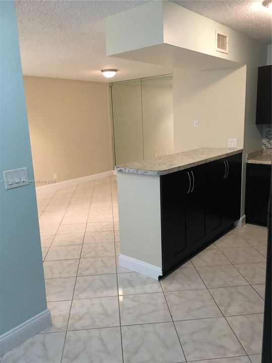 For Rent: $1,950 (2 beds, 2 baths, 910 Square Feet)