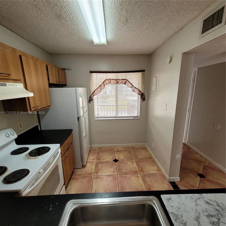 For Rent: $2,100 (2 beds, 2 baths, 832 Square Feet)