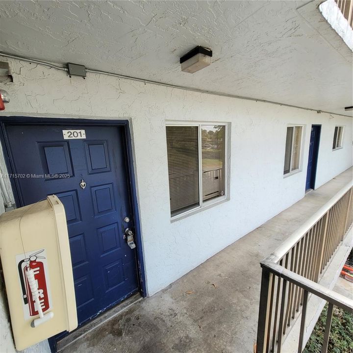 For Rent: $2,100 (2 beds, 2 baths, 832 Square Feet)