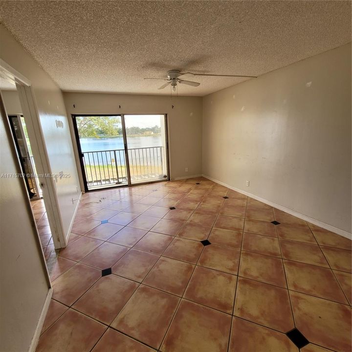 For Rent: $2,100 (2 beds, 2 baths, 832 Square Feet)