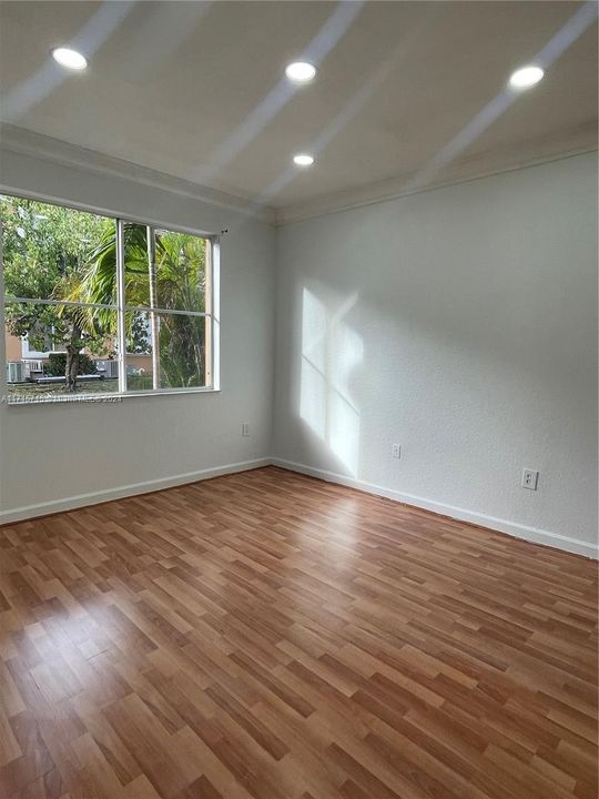 For Rent: $2,900 (3 beds, 2 baths, 967 Square Feet)