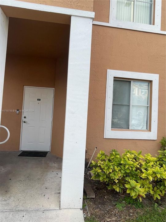 For Rent: $2,900 (3 beds, 2 baths, 967 Square Feet)