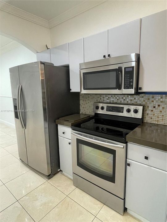 For Rent: $2,900 (3 beds, 2 baths, 967 Square Feet)