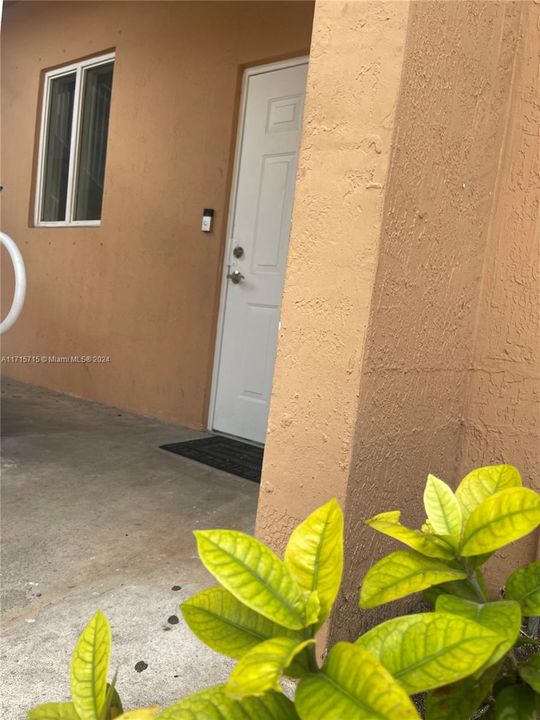 For Rent: $2,900 (3 beds, 2 baths, 967 Square Feet)