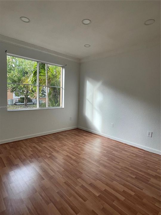 For Rent: $2,900 (3 beds, 2 baths, 967 Square Feet)