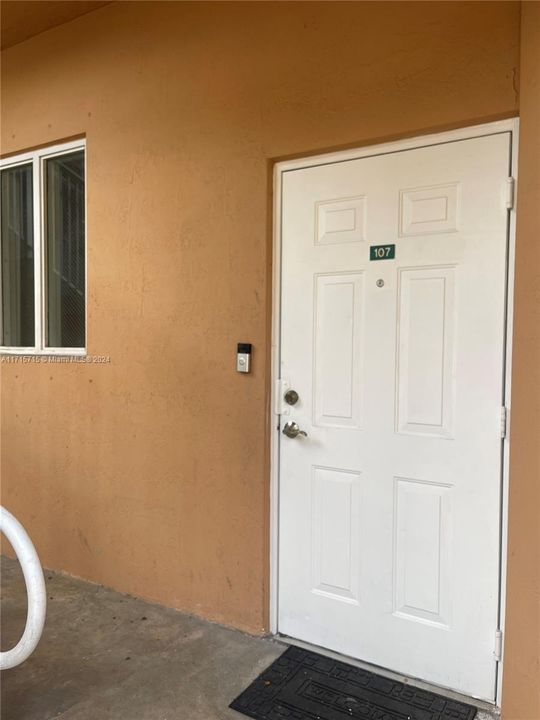 For Rent: $2,900 (3 beds, 2 baths, 967 Square Feet)