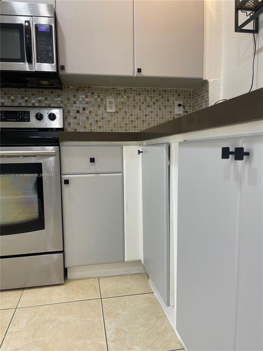 For Rent: $2,900 (3 beds, 2 baths, 967 Square Feet)