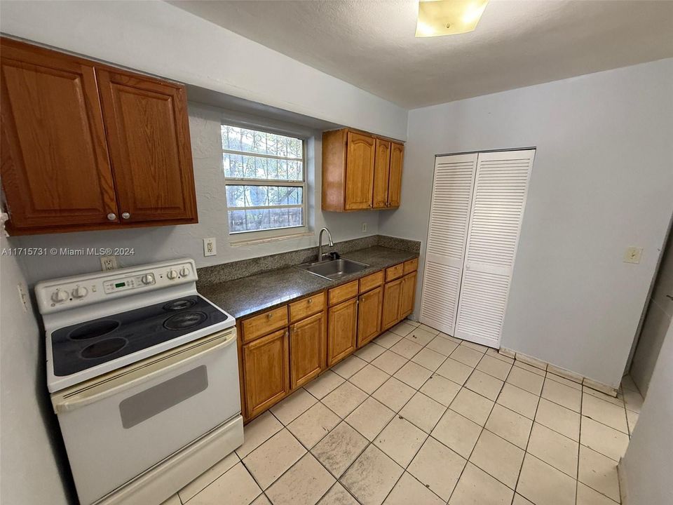 For Rent: $2,600 (3 beds, 2 baths, 2580 Square Feet)