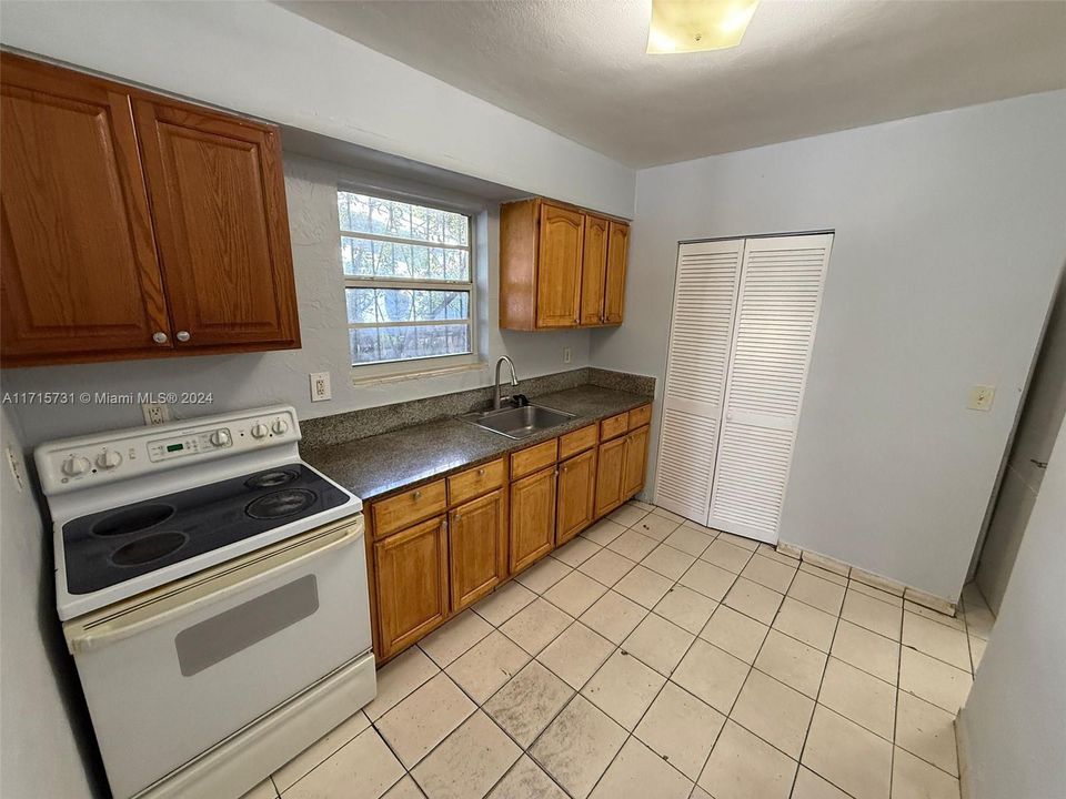 For Rent: $2,600 (3 beds, 2 baths, 2580 Square Feet)