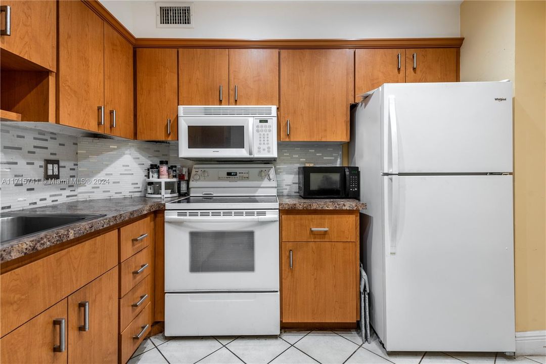 For Sale: $415,000 (2 beds, 2 baths, 1380 Square Feet)