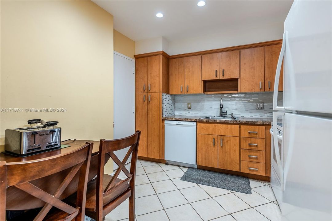 For Sale: $415,000 (2 beds, 2 baths, 1380 Square Feet)