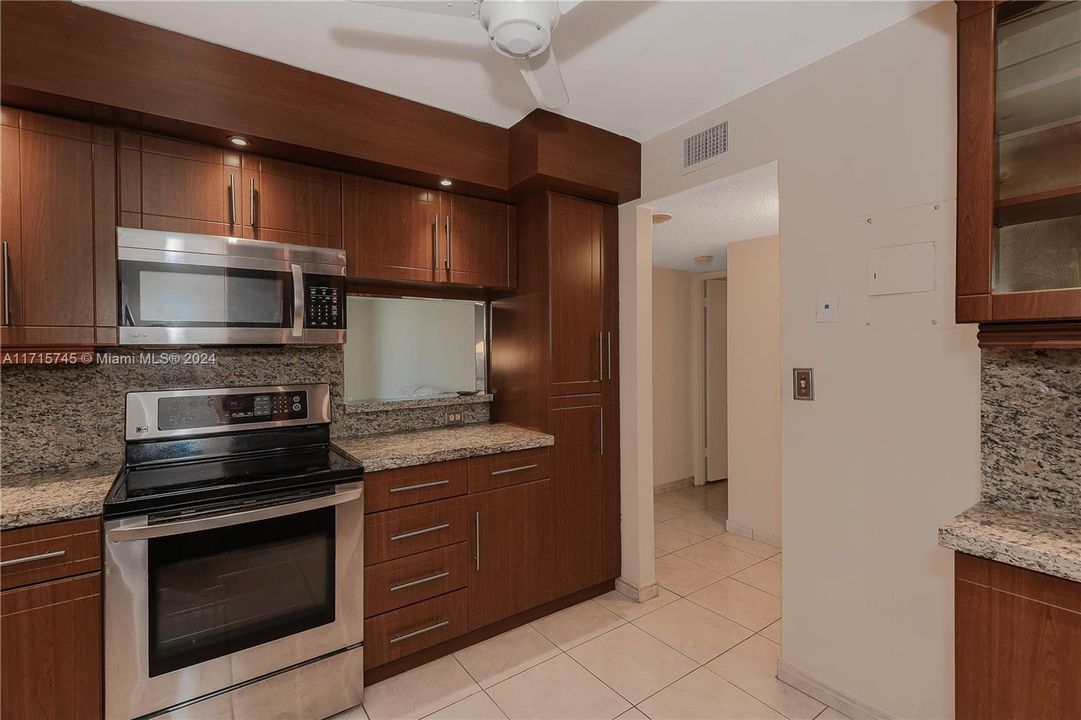 For Sale: $235,000 (1 beds, 1 baths, 1066 Square Feet)