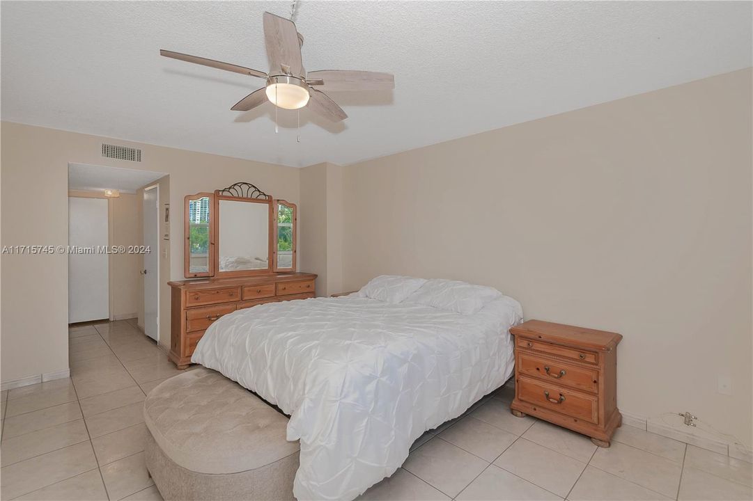 For Sale: $235,000 (1 beds, 1 baths, 1066 Square Feet)