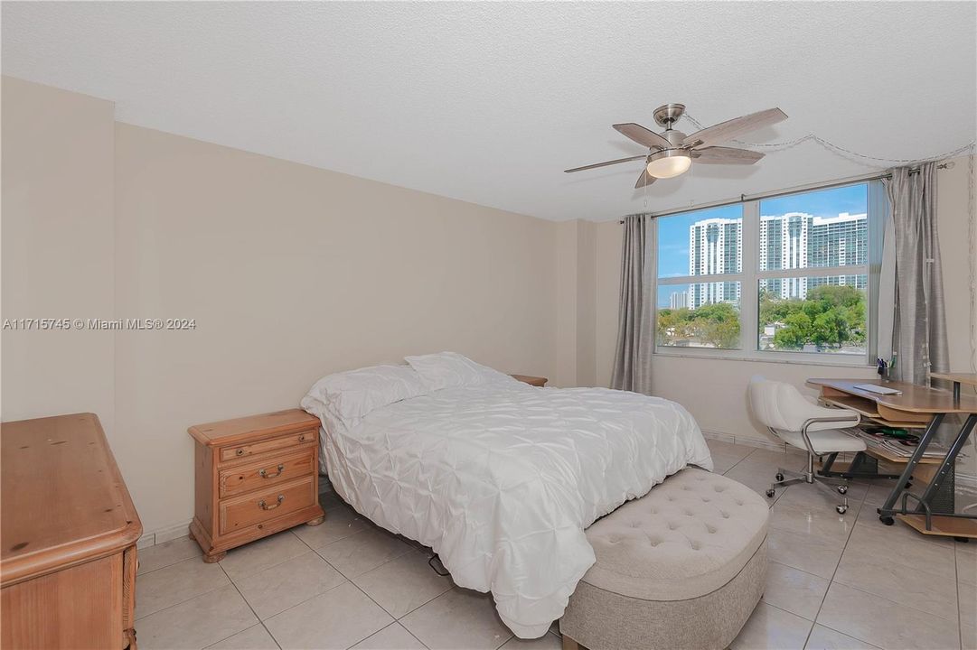 For Sale: $235,000 (1 beds, 1 baths, 1066 Square Feet)