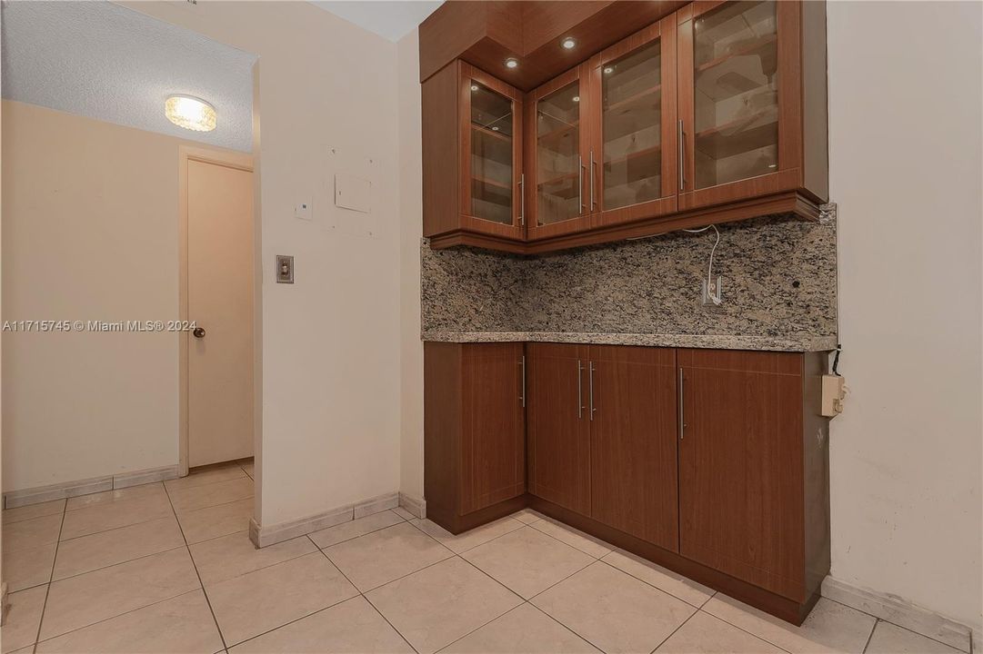 For Sale: $235,000 (1 beds, 1 baths, 1066 Square Feet)