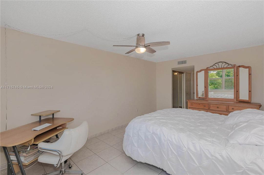 For Sale: $235,000 (1 beds, 1 baths, 1066 Square Feet)