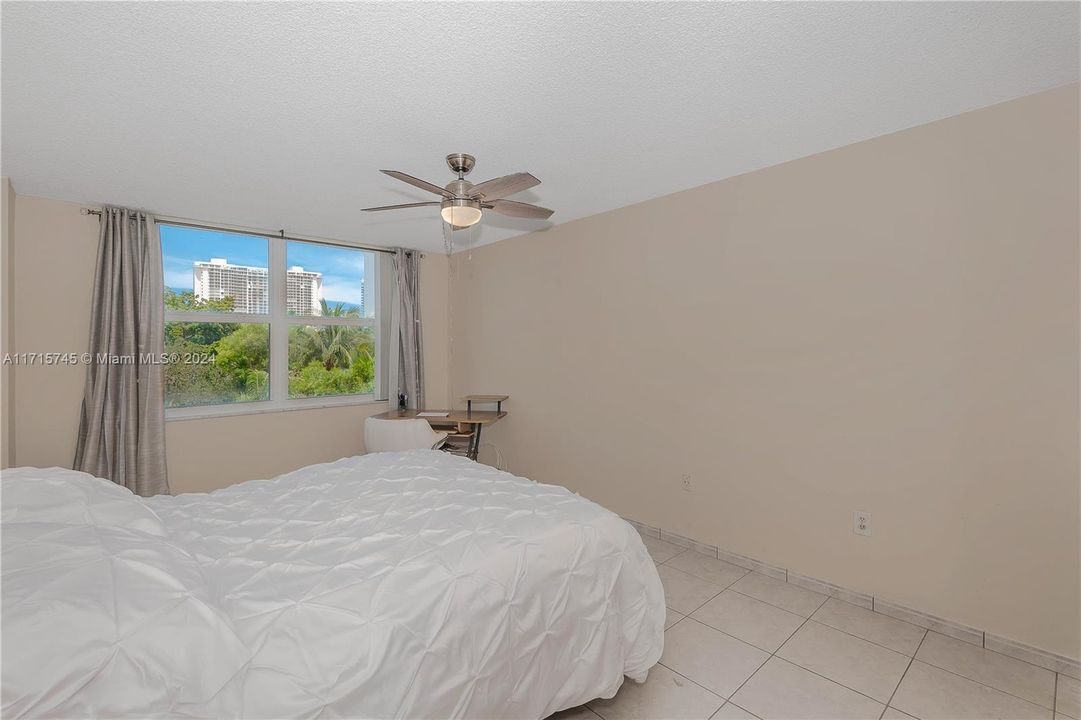 For Sale: $235,000 (1 beds, 1 baths, 1066 Square Feet)