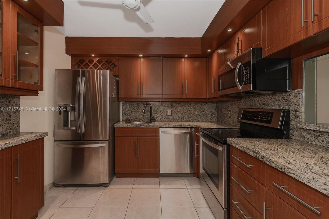 For Sale: $235,000 (1 beds, 1 baths, 1066 Square Feet)