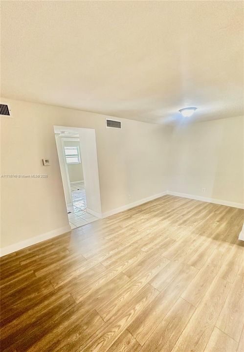 For Rent: $1,575 (1 beds, 1 baths, 975 Square Feet)