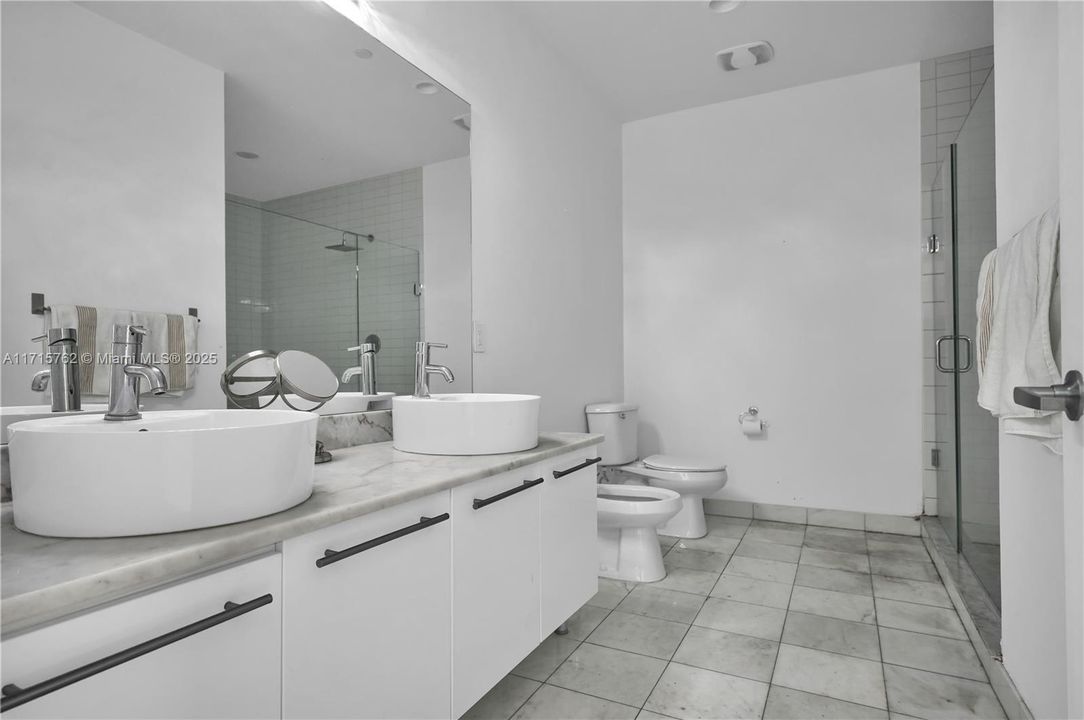 For Sale: $689,000 (1 beds, 1 baths, 948 Square Feet)