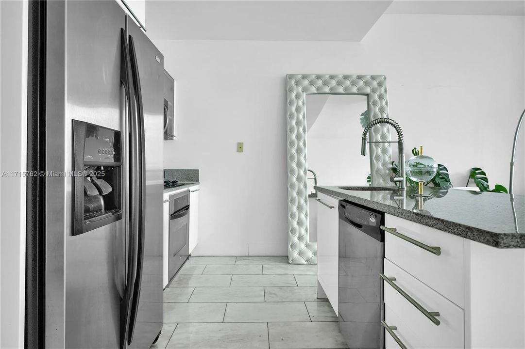 For Sale: $689,000 (1 beds, 1 baths, 948 Square Feet)