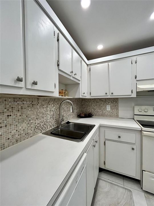 For Rent: $1,750 (1 beds, 1 baths, 825 Square Feet)