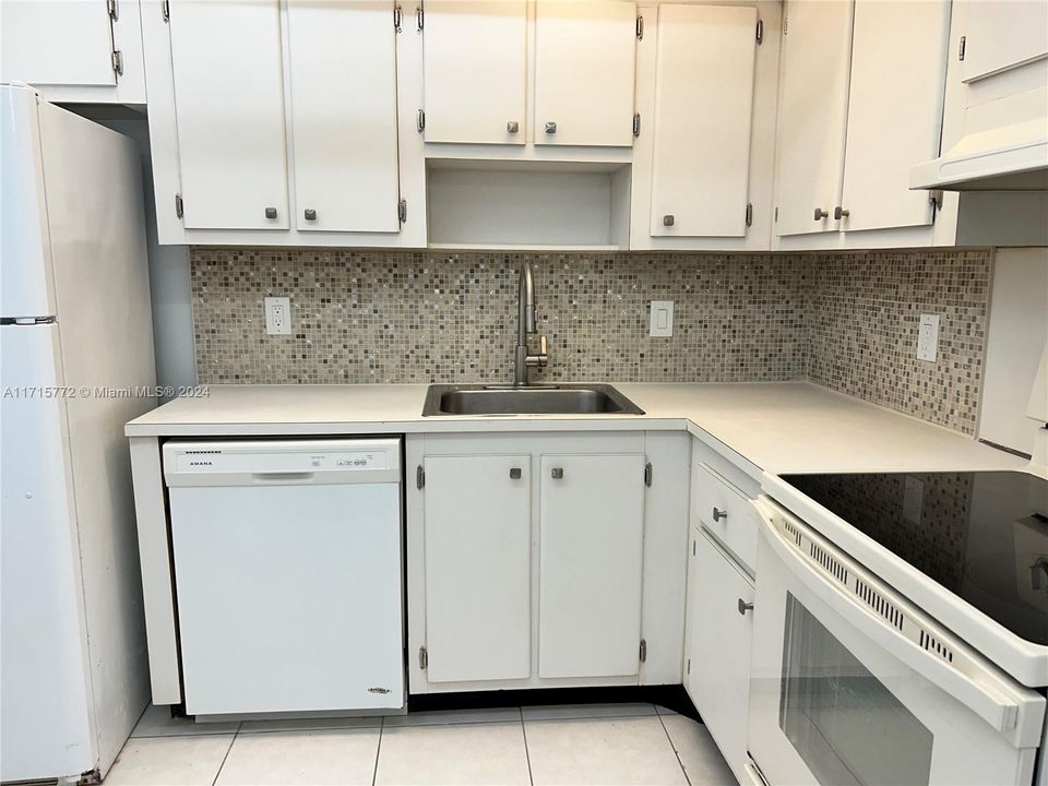 For Rent: $1,750 (1 beds, 1 baths, 825 Square Feet)