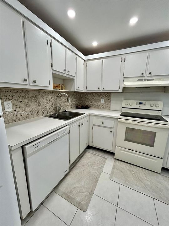 For Rent: $1,750 (1 beds, 1 baths, 825 Square Feet)