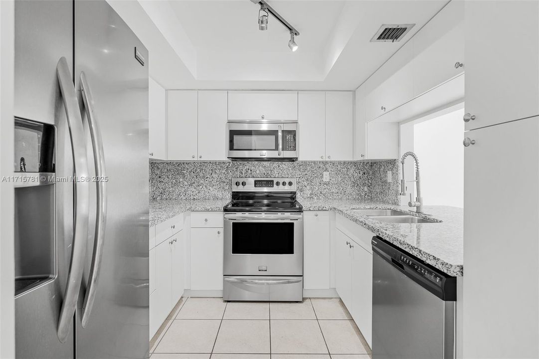 For Sale: $379,900 (2 beds, 2 baths, 1040 Square Feet)