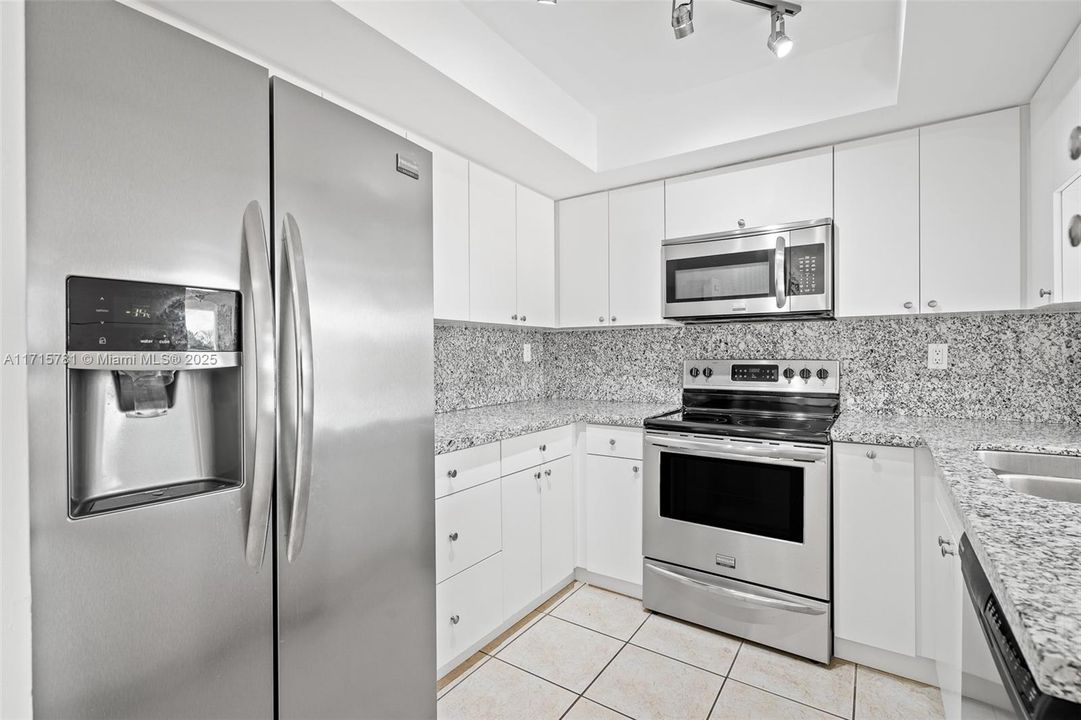 For Sale: $379,900 (2 beds, 2 baths, 1040 Square Feet)