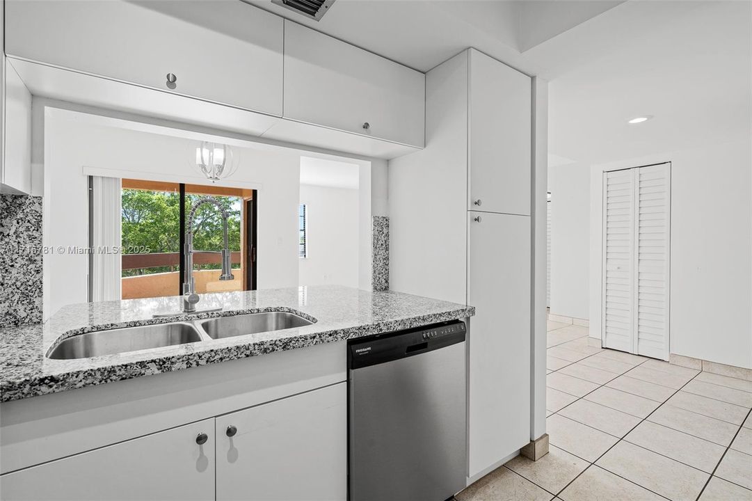 For Sale: $379,900 (2 beds, 2 baths, 1040 Square Feet)